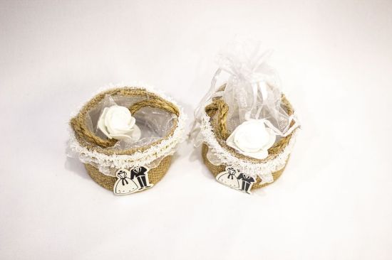 صورة علب توزيعات عليها خيش دائرية